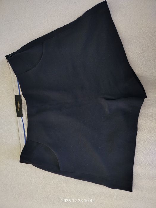 Granatowe eleganckie spodenki Reserved – stan bardzo dobry