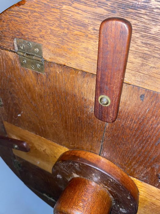 Mesa antiga de xadrez em madeira maciça – com peças originais