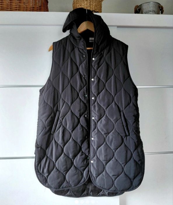 Czarny długi z kapturem bezrękawnik M