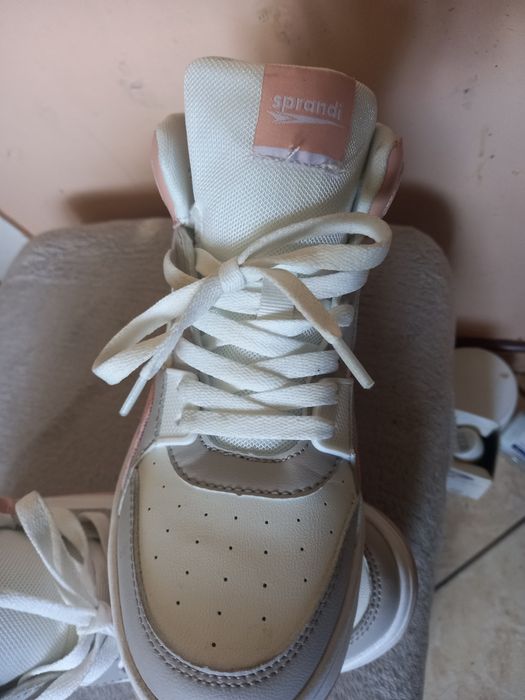 Buty białe sportowe wygodne lekkie marki sprandi