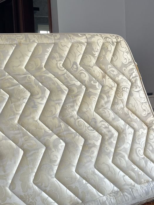 Cama de solteiro e colchao