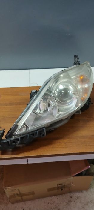 Sprzedam lampy przednie Mazda 5 2005 xenon