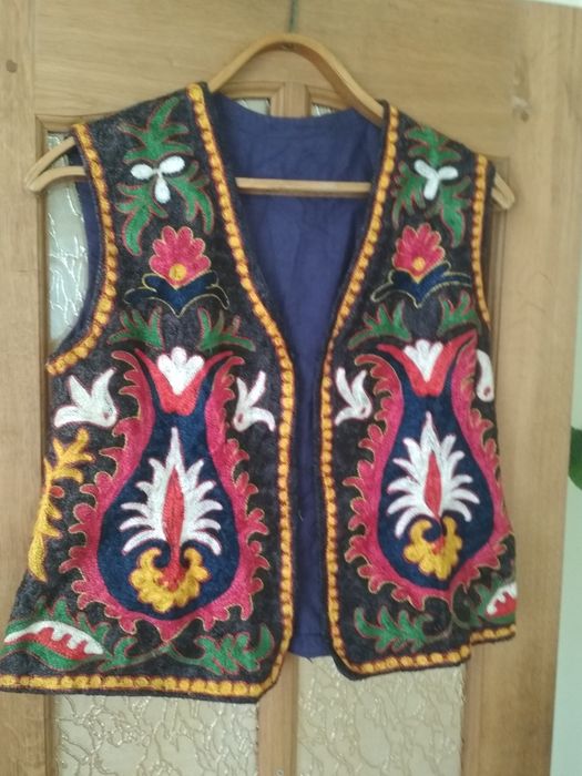 Прекрасний вишитий жилет