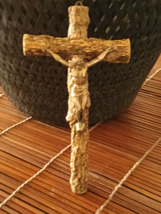 Livro, crucifixo em casca de carvalho ( cortiça) e metal