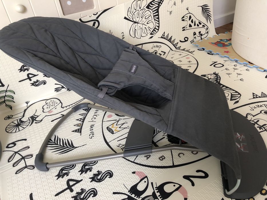 leżaczek firmy Babybjörn + zabawka do Babybjörn w cenie