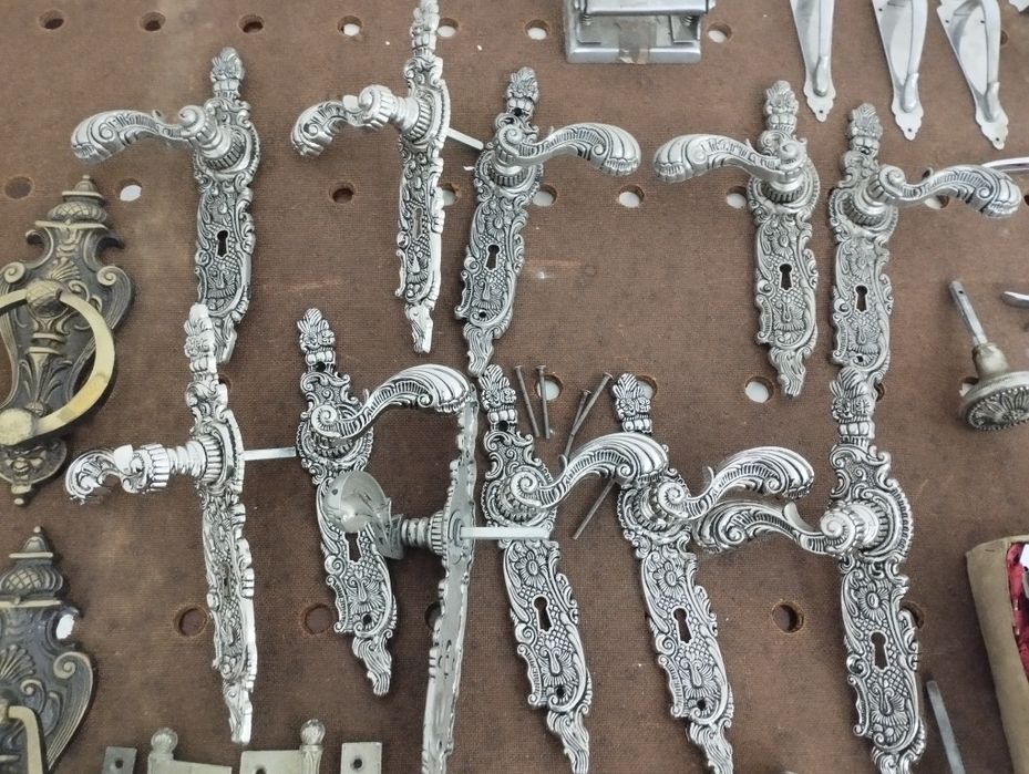 Ferrolhos  de portas , puxadores e maçanetas