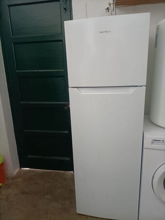 Vendo máquina de lavar roupa e frigorífico  Praticamente novos