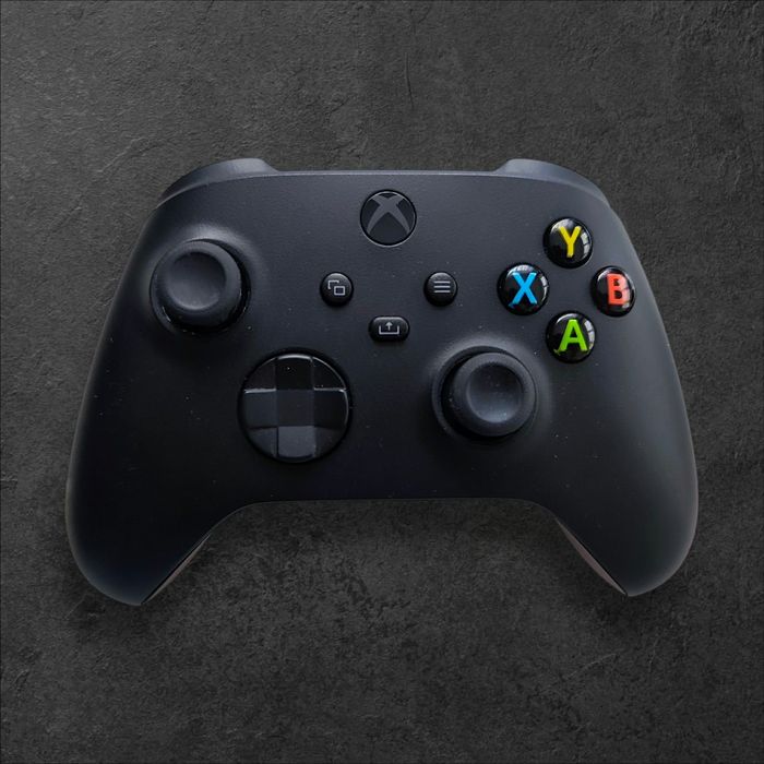 Zestaw Xbox One S + 3 pady + 2 gry + stacja ładująca