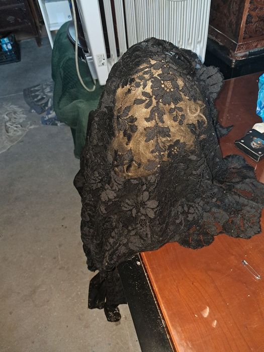 Kenco e véu em renda preta