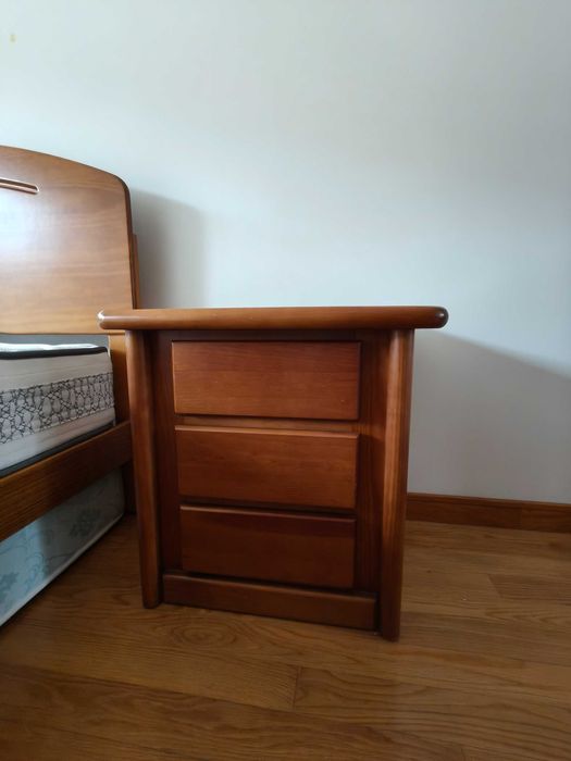 Cama robusta de madeira com colchão ortopédico e 1 móvel de suporte