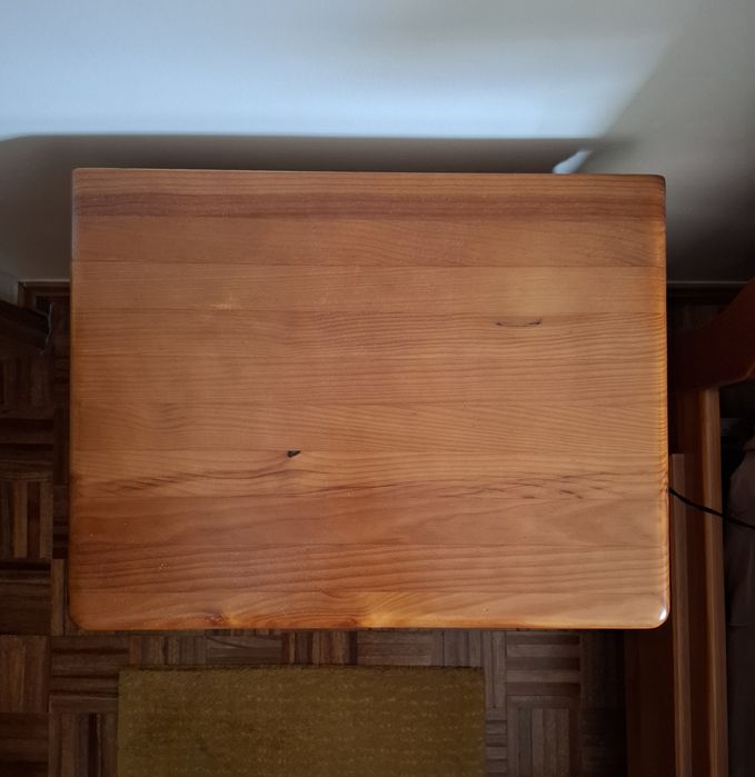 Duas mesas de cabeceira