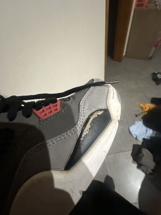 Jordan 4 pretos e laranja