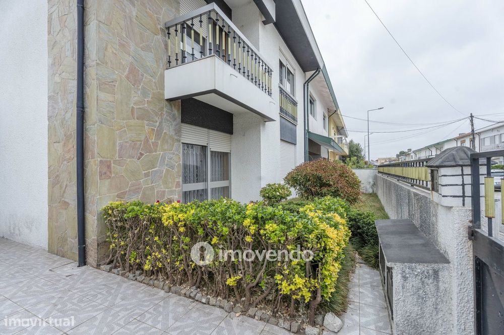 Moradia T4 com garagem, em Vila Nova da Telha, na Maia