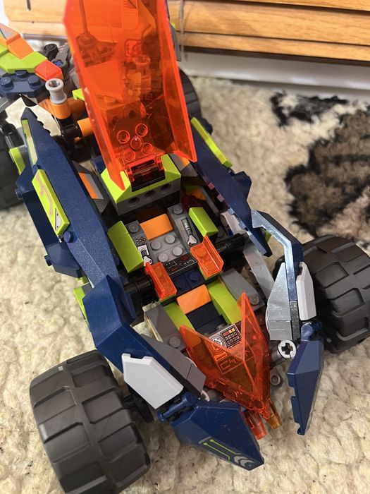 Лего конструктор Nexo Knights, машина Аарона (70355)