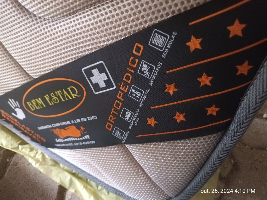 Cama casal em madeira com estrado e colchão