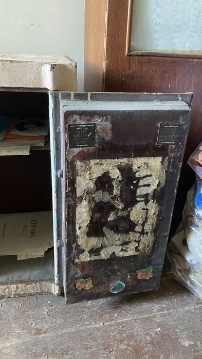 Сейфы и металический шкаф