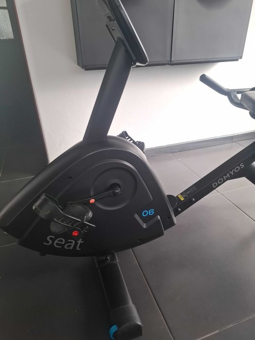 Bicicleta DOMYOS Estática Conectada e Semi Alongada