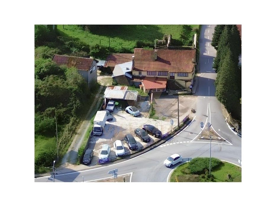 Moradia com Espaço Comercial e Terreno para Construção - Arcozelo -...