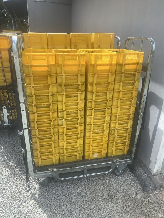 Wozek transportowy  z 52 mocnymi skrzynkami