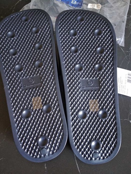 Нові шльопанці Champion