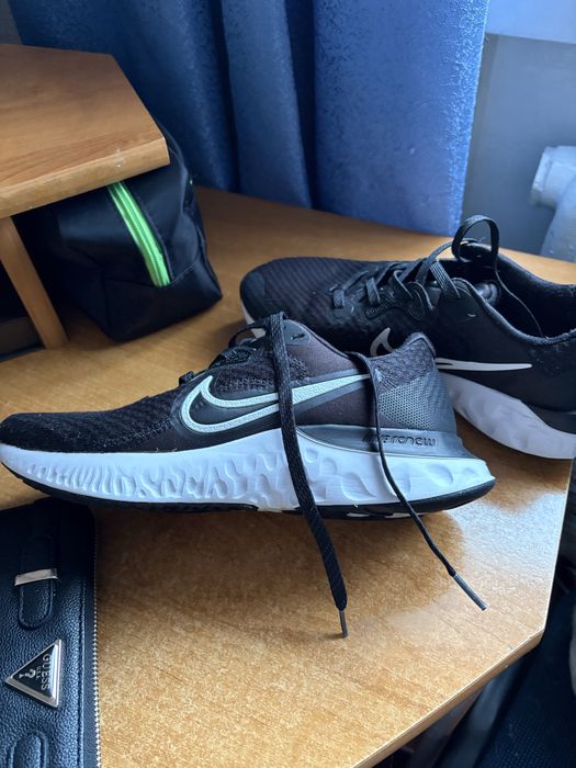 Кросівки nike жіночі 39 р