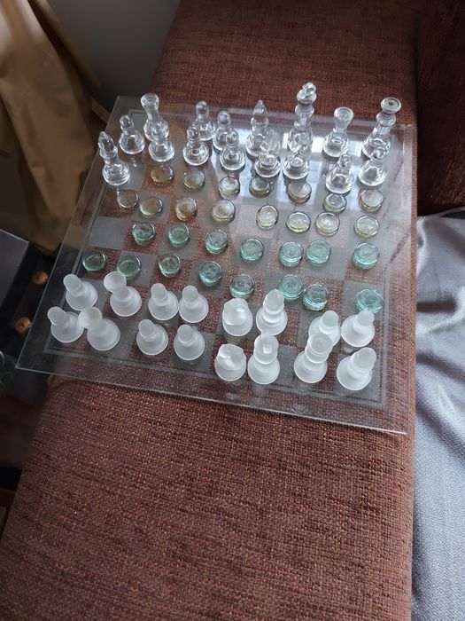 1 tabuleiro de xadrez e de damas em vidro colorido