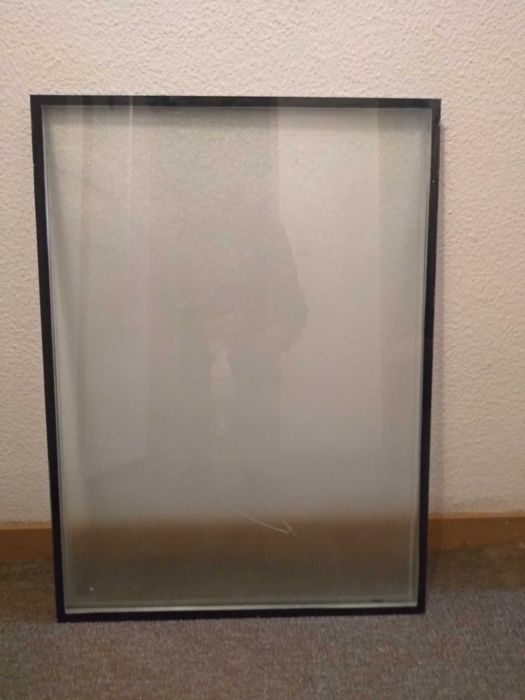 Janela de alumínio lacado com vidro duplo.