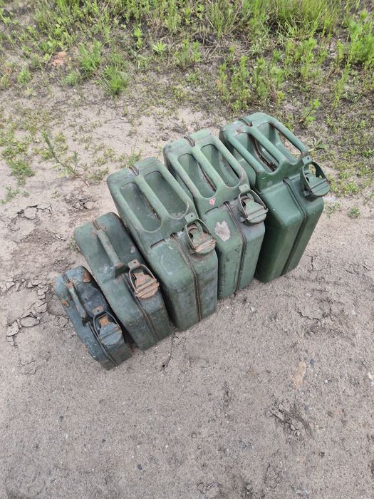 Kanistry metalowe na paliwo PRL