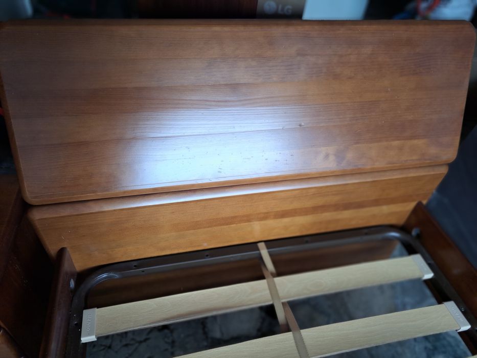 Cama, mesa cabeceira, prateleira e cadeira para quarto