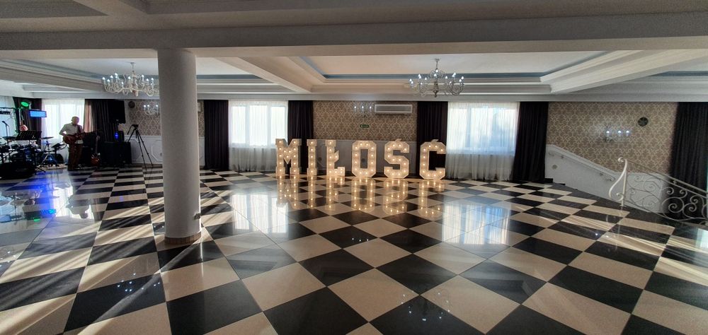 Napis MIŁOŚĆ, ciężki dym, fontanna iskier, miny dymne, wesele