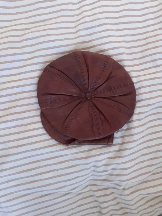 Artystyczny kaszkiet skórzany brązowy z fantazją!cudnie na głowie