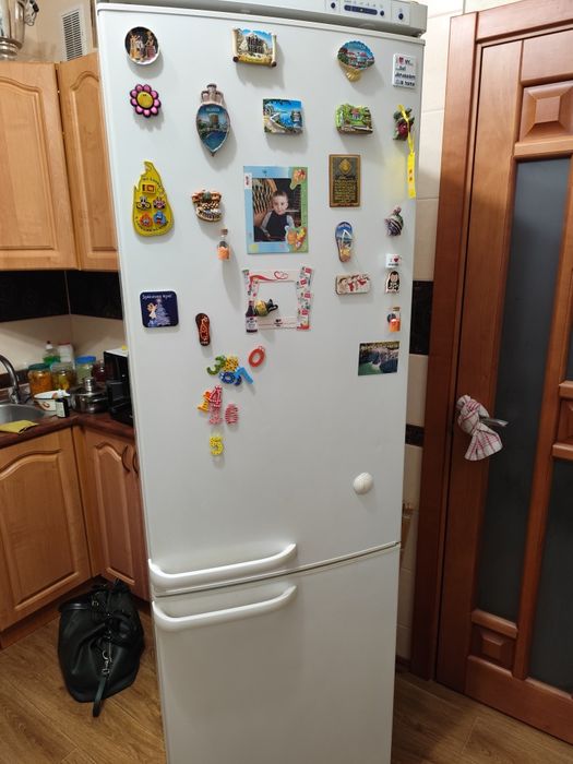 Холодильник Бош 2003 року працює