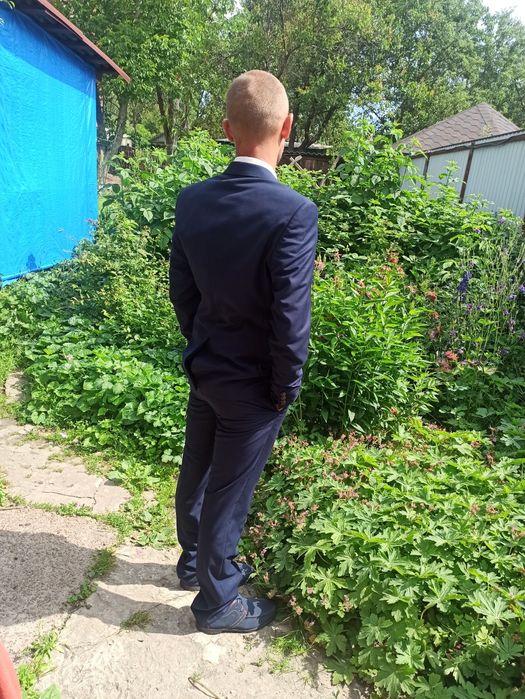 Продам чоловічий костюм з сорочкою
