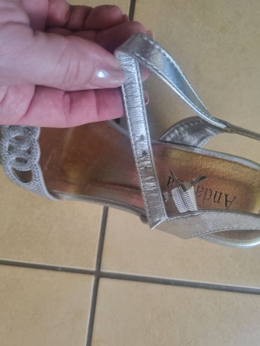 Piękne srebrne sandały