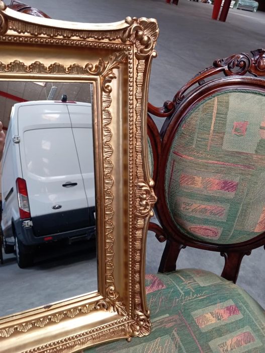 Antyczne lustro w zdobionej ramie