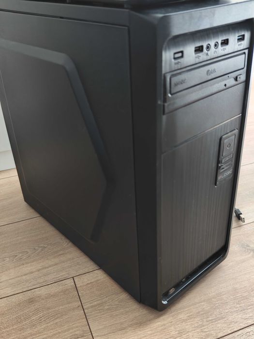 Komputer stacjonarny z oryginalnym windowsem.