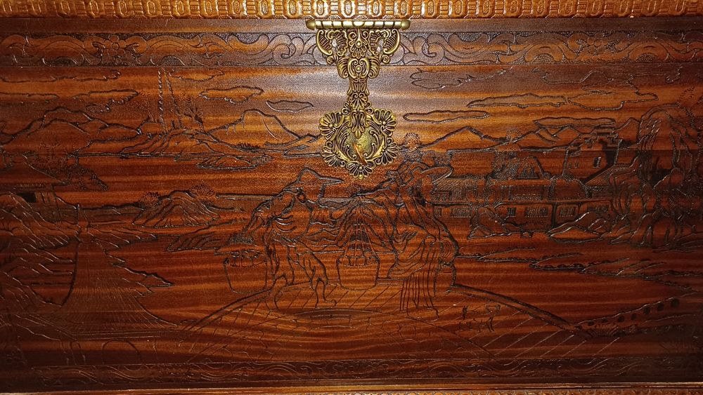Arcas de madeira, metal e pele