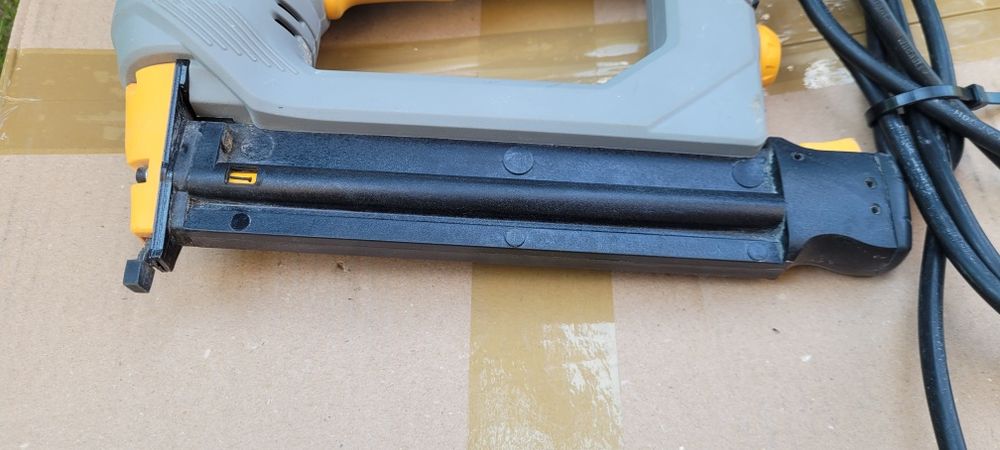 Zszywacz / Gwoździarka elektryczna Titan TTB961NAL • Strzela • USZKODZONA