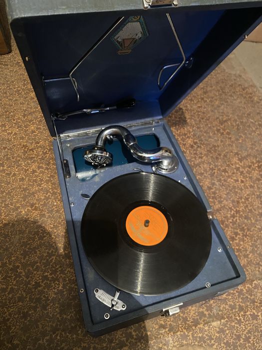 Патефон ( рабочий)+ пластинки