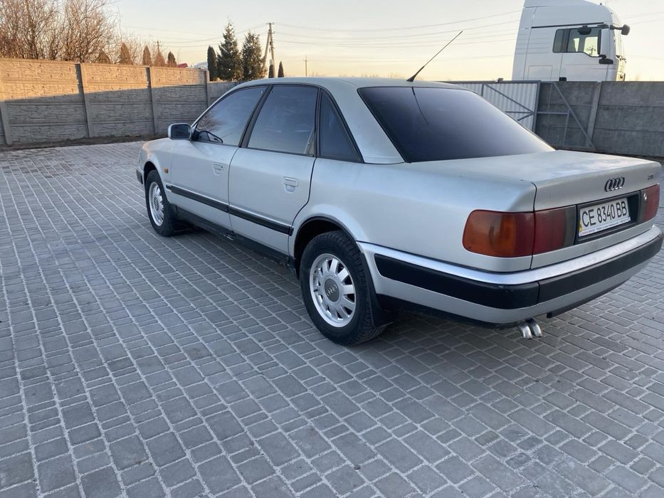 Ауді 100.