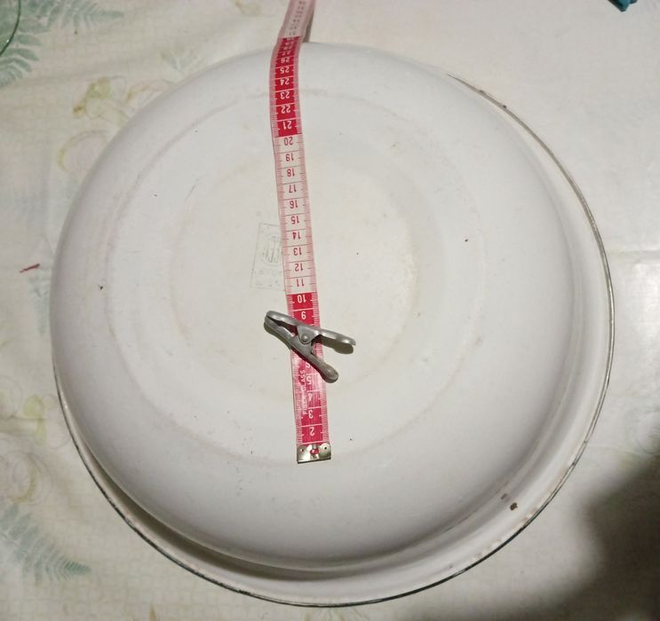 Миска алюминиевая. Эмалированная, пластмасовые. Бутыли стеклянные 10л.