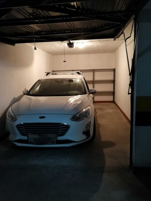 Aluga-se Garagem Box com 19m² , na Av. dos Bons Amigos - Cacém