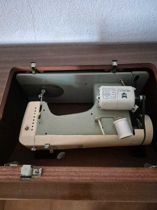 Máquina costura com móvel Oliva 515