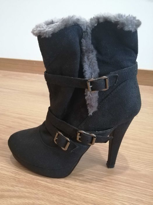 Botas salto alto camurça pretas com pêlo