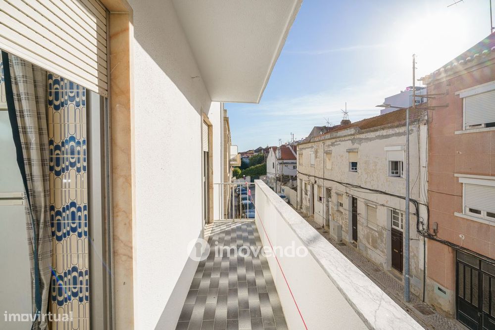 Apartamento T1 com varanda e a 200m da praia, no coração de Sesimbra
