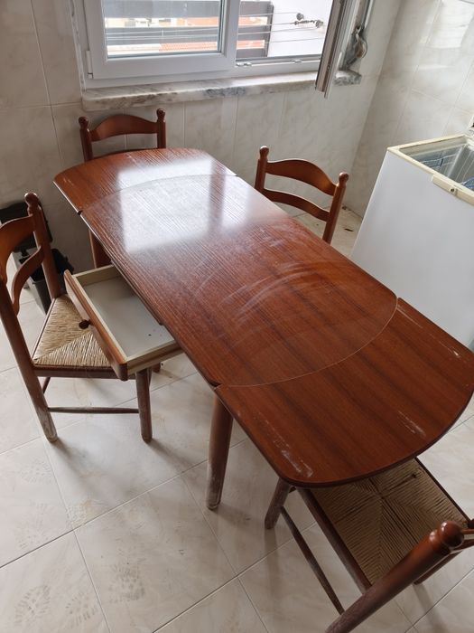 Mesa Jantar Extensível + 4 Cadeiras