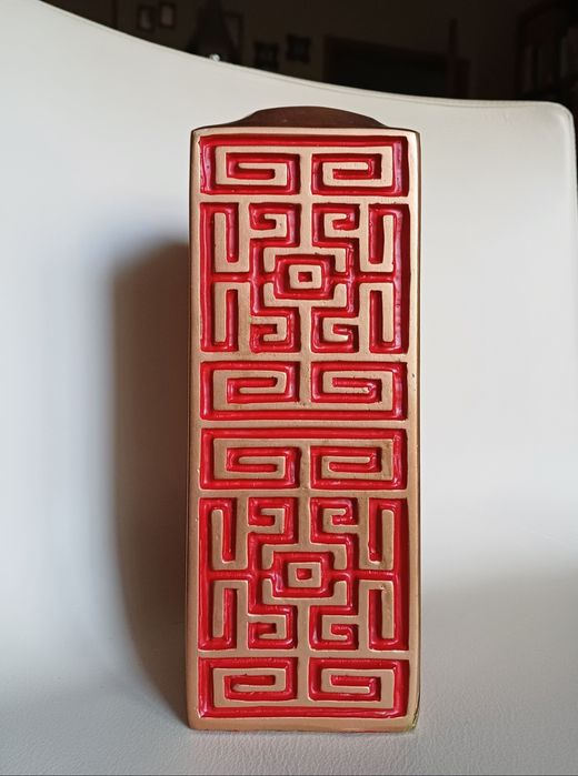 Jarro/Solitário de cor dourada com motivos orientais vermelhos