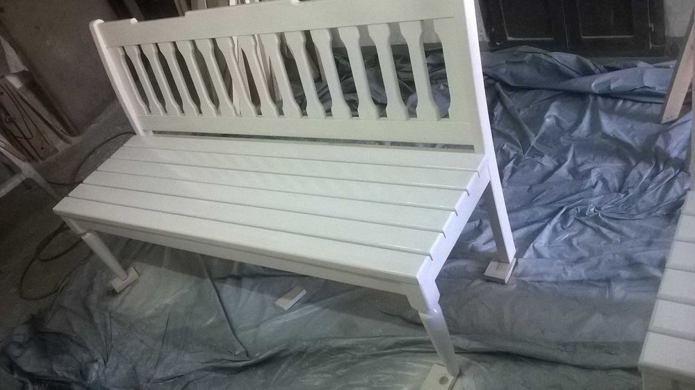 drewniana ławka ogrodowa