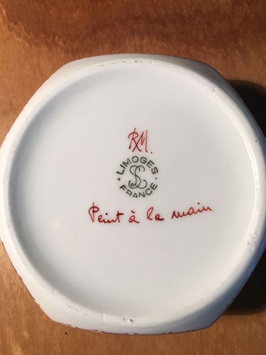 LIMOGES FRANCE - hexagonal, antiga, c/ pint. á mão e interior, 11x5 cm