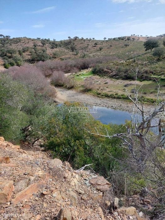 Terreno rústico com 182 250 m2 situado no Concelho de Ourique - Alente